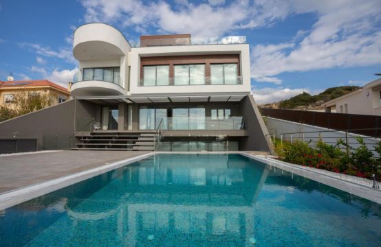 For Sale &#8211; Villa 593 m²