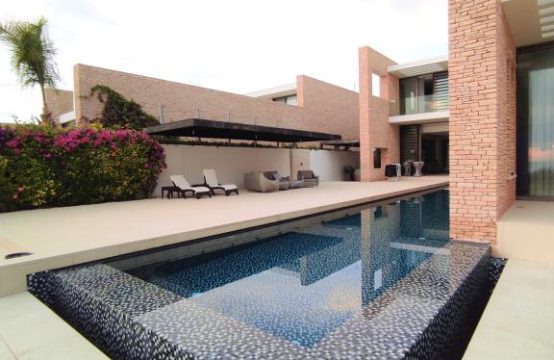 For Sale &#8211; Villa 450 m²